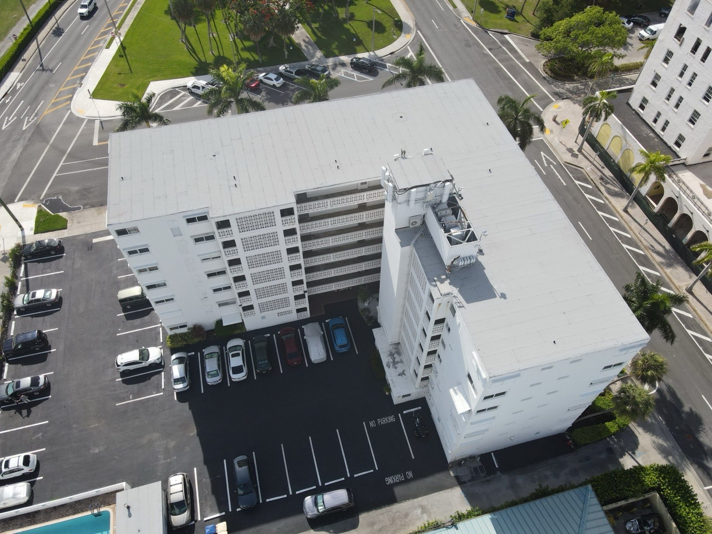New flat roof on a multi-storey condominium building